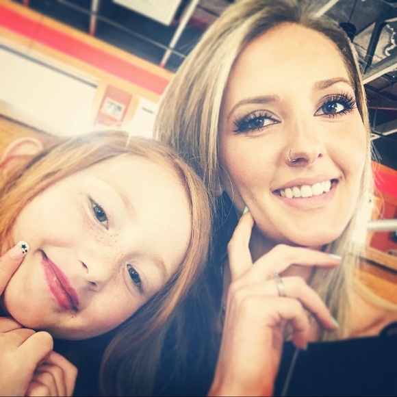 Meet your Posher, Mari 🦋💜 - Picture 3 of 8